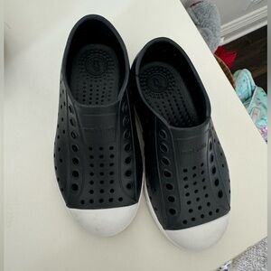 👟NEW NATIVES BLACK KIDS PURPLE LIGHTENING BOLT 10C